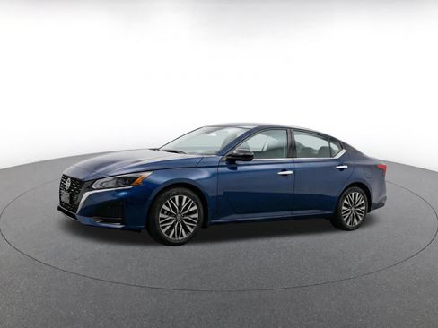 Used 2025 Nissan Altima 2.5 SV FWD image 3