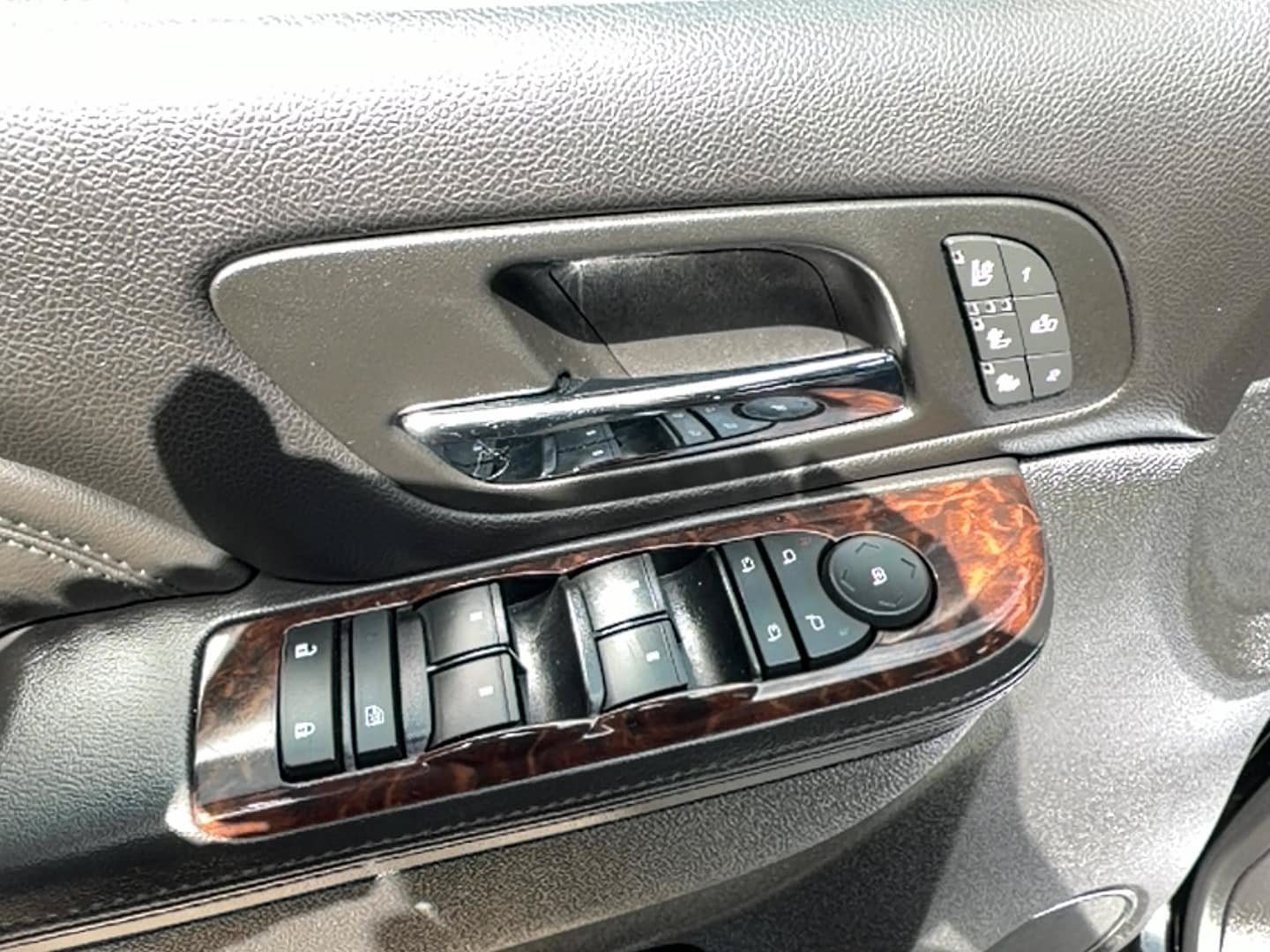 Used 2013 GMC Yukon Denali AWD/4WD image 16