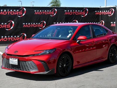 Used 2025 Toyota Camry SE FWD image 3