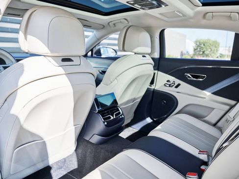 Used 2024 Bentley Flying Spur V8 image 35