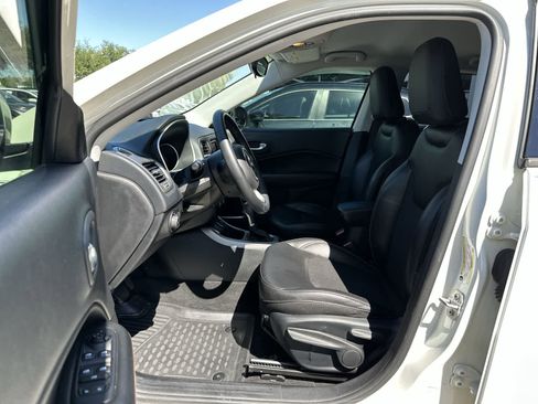 Used 2018 Jeep Compass Latitude FWD image 2