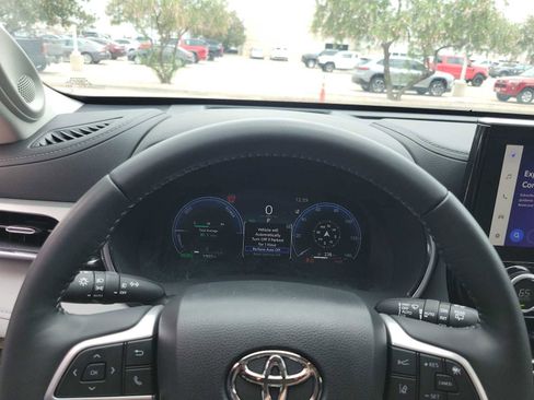 Used 2025 Toyota Highlander Platinum AWD/4WD image 22