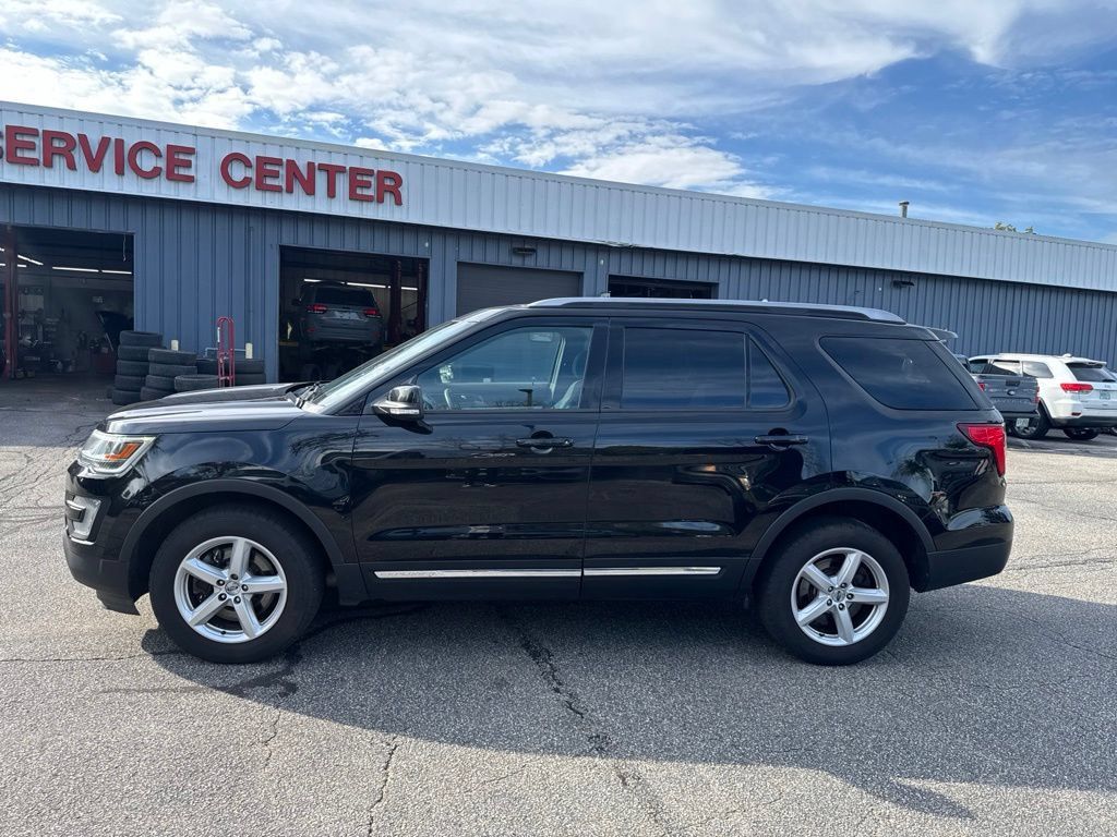 Used 2017 Ford Explorer XLT AWD/4WD image 2