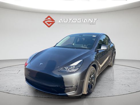 Used 2024 Tesla Model Y Long Range RWD image 1