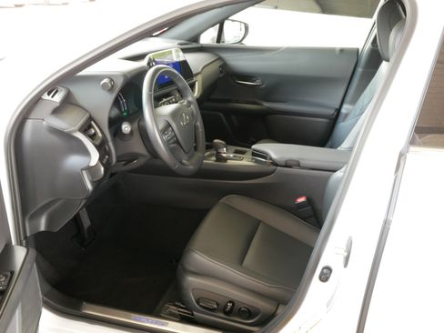 Certified 2025 Lexus UX 300h FWD w/ Accessory Package (Z2) image 4