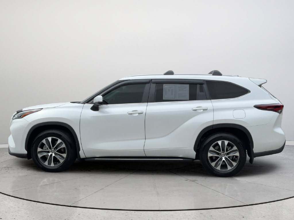 Used 2024 Toyota Highlander XLE FWD image 5