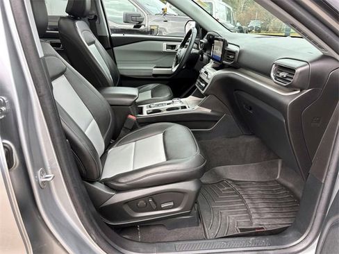 Used 2022 Ford Explorer XLT w/ Equipment Group 202A image 19