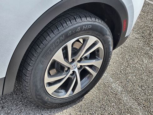 Used 2023 Buick Envision Essence image 10