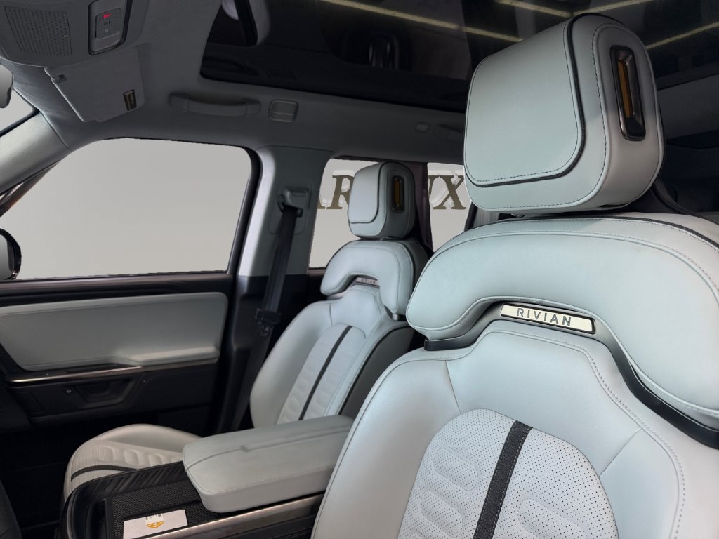 Used 2025 Rivian R1S Adventure Dual AWD/4WD image 9