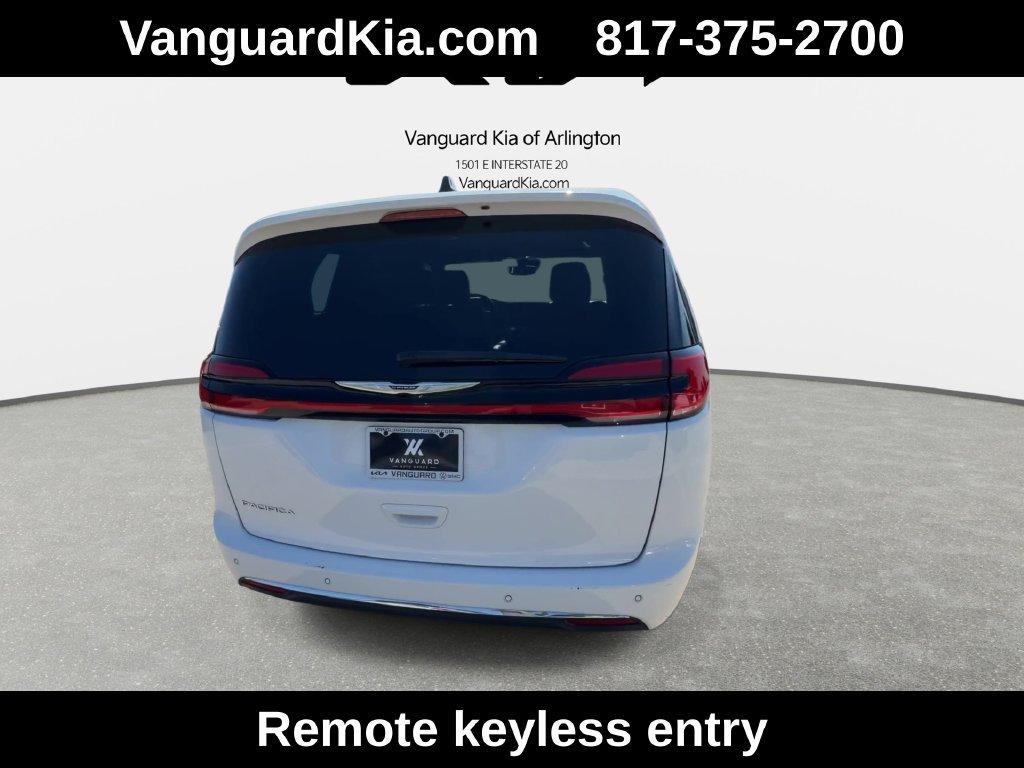 Used 2025 Chrysler Pacifica Select FWD image 8