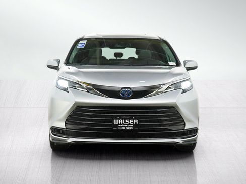 Used 2025 Toyota Sienna FWD image 8