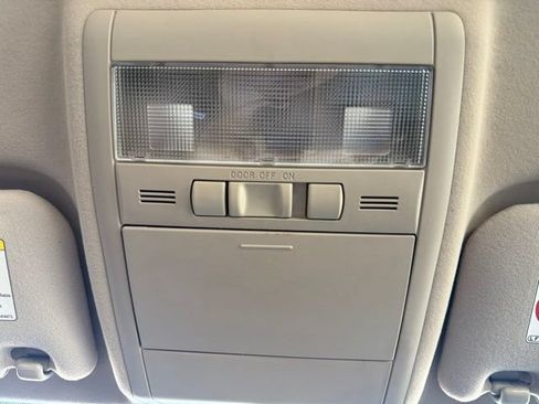 Used 2005 Toyota Prius w/ Pkg 4 FWD image 40