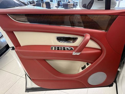 Used 2018 Bentley Bentayga Mulliner AWD/4WD image 8