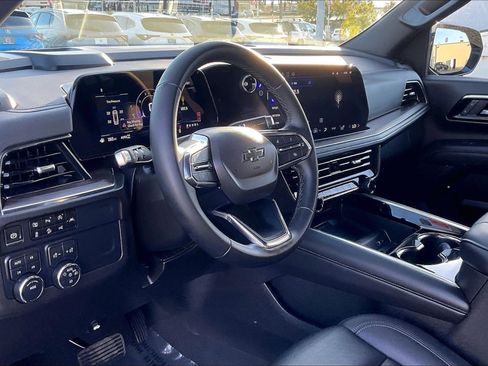 Used 2025 Chevrolet Suburban Z71 image 10