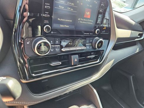 Used 2020 Toyota Highlander XLE AWD/4WD image 27