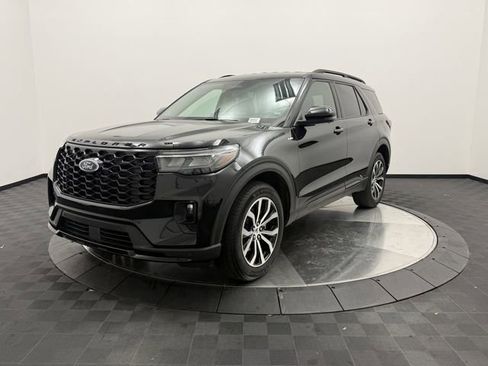 Used 2025 Ford Explorer ST-Line image 3