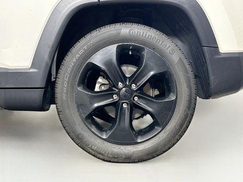 Used 2020 Jeep Compass Latitude FWD image 11