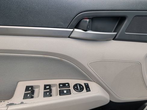 Used 2017 Hyundai Elantra SE image 10