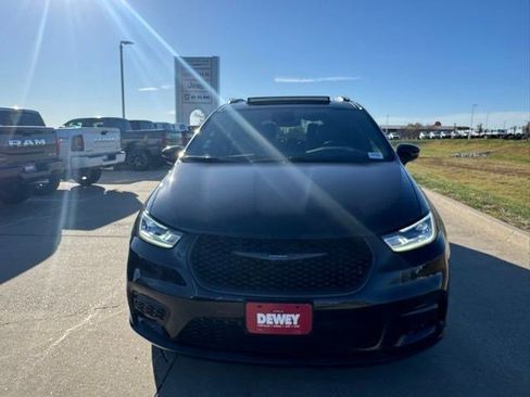 New 2026 Chrysler Pacifica Limited w/ S Appearance Package image 2