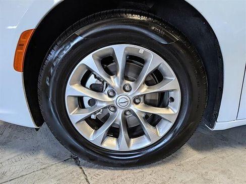 Used 2026 Chrysler Pacifica Limited FWD image 15