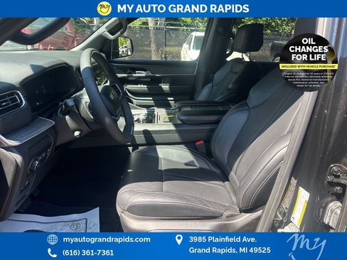 Used 2024 Jeep Wagoneer L Series II w/ Flexible Seating Group AWD/4WD image 9