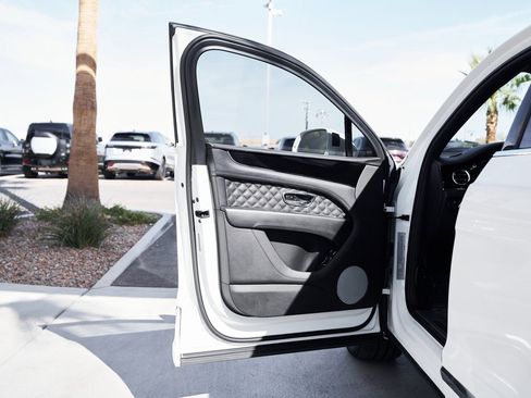 Used 2022 Bentley Bentayga image 17