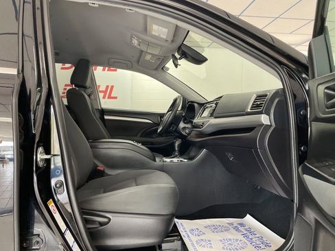 Used 2019 Toyota Highlander LE AWD/4WD image 8