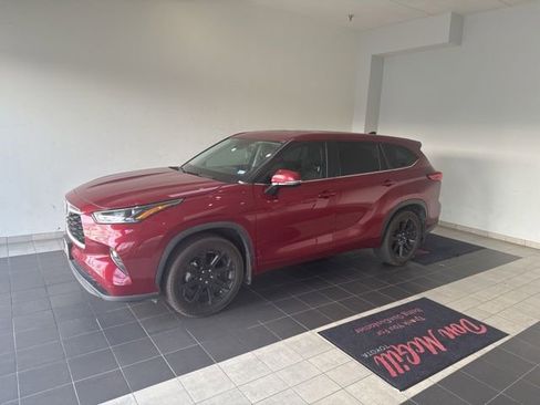 Used 2023 Toyota Highlander LE FWD image 2