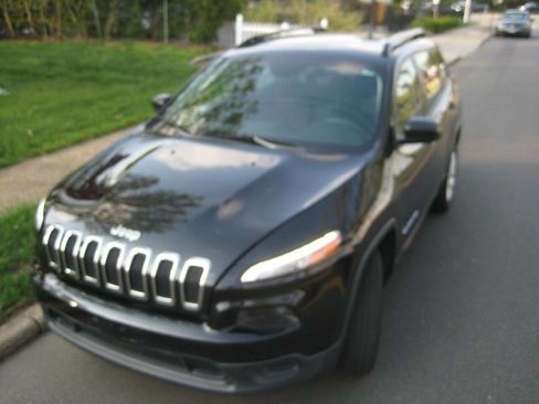 Used 2016 Jeep Cherokee Sport image 1