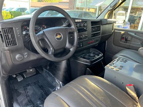 Used 2014 Chevrolet Express 2500 image 27
