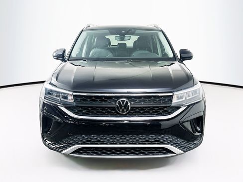 Used 2023 Volkswagen Taos SE w/ Panoramic Sunroof Package FWD image 2
