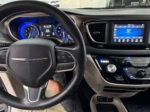 Used 2019 Chrysler Pacifica Touring Plus FWD image 17