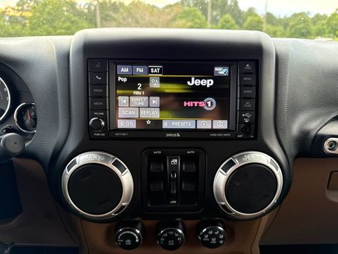 Used 2015 Jeep Wrangler Unlimited Sahara w/ Connectivity Group AWD/4WD image 15