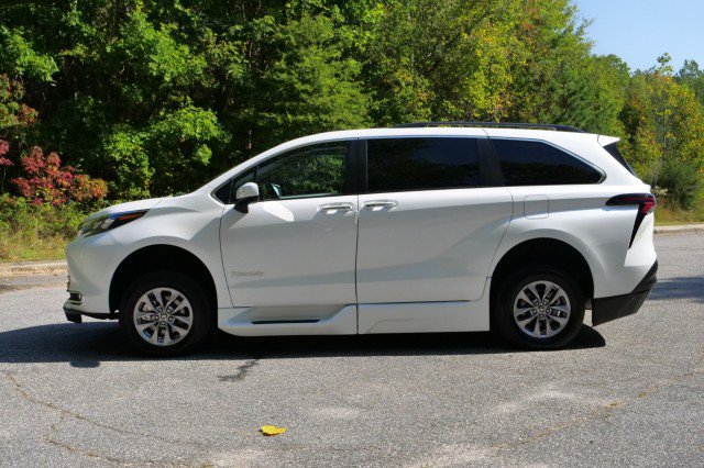 Used 2024 Toyota Sienna XLE w/ XLE Plus Package FWD image 55