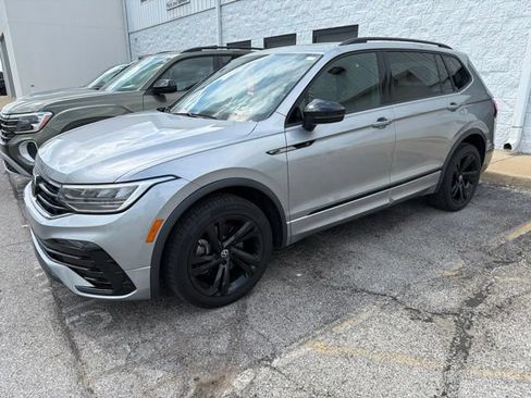 Used 2023 Volkswagen Tiguan SE R-Line AWD/4WD image 2