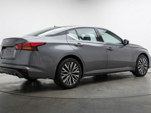 Used 2025 Nissan Altima 2.5 SV image 9