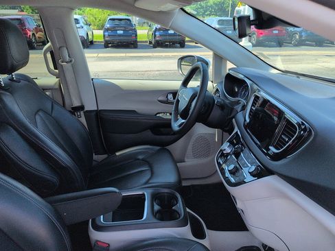 Used 2023 Chrysler Pacifica Touring-L FWD image 7