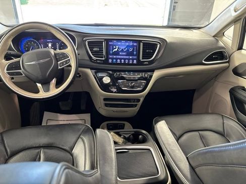 Used 2019 Chrysler Pacifica Limited w/ Tire & Wheel Group FWD image 2
