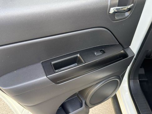 Used 2011 Jeep Patriot Latitude AWD/4WD image 39