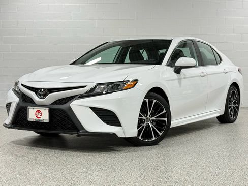 Used 2019 Toyota Camry SE w/ Carpet Mat Package image 2