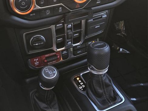 Used 2025 Jeep Gladiator Mojave w/ Convenience Group image 14