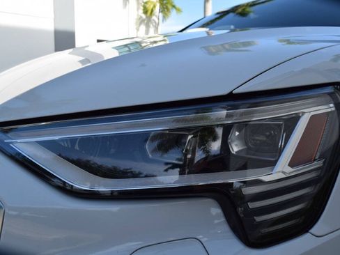 Used 2019 Audi e-tron Prestige w/ Prestige Package AWD/4WD image 13