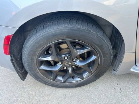 Used 2018 Chrysler Pacifica Touring-L w/ Premium Audio Group FWD image 5