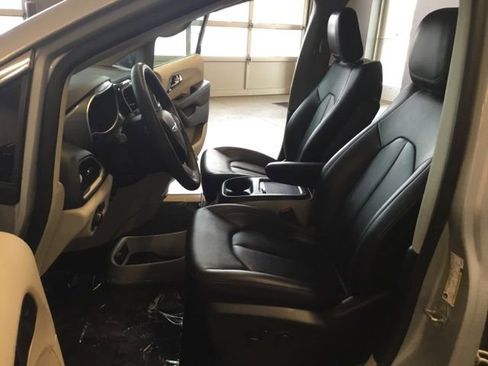 Certified 2024 Chrysler Pacifica Touring-L FWD image 13
