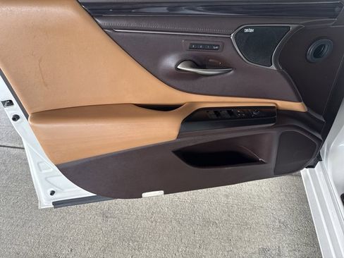 Used 2019 Lexus ES 300h Ultra Luxury w/ Accessory Package 2 image 10