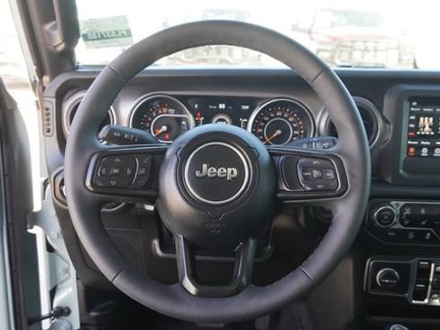 Used 2023 Jeep Gladiator Sport AWD/4WD image 25