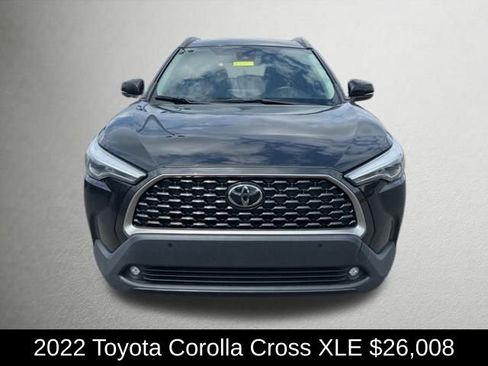Used 2022 Toyota Corolla Cross XLE image 2