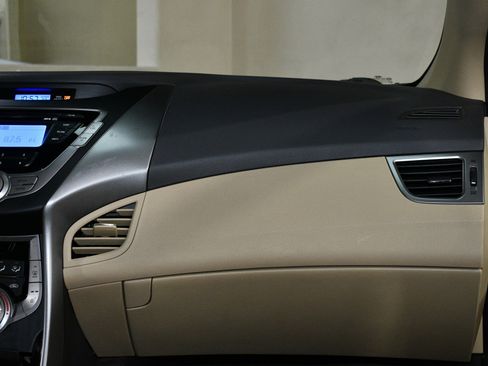 Used 2013 Hyundai Elantra GLS w/ Preferred Pkg image 24