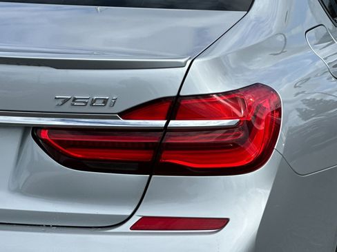 Used 2019 BMW 750i w/ M Sport Package image 31