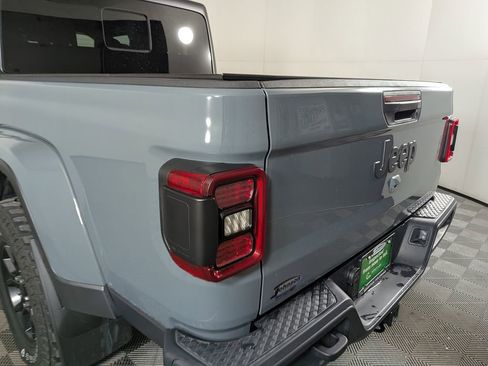 Certified 2025 Jeep Gladiator Willys image 14